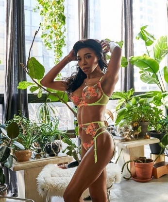 Мои услуги нацелены на удовлетворение твоих самых сокровенных фантазий. Я создам особую атмосферу, где ты сможешь полностью расслабиться и насладиться моими ласками. Мои возможности безграничны - я умею разнообразить любую встречу и подарить ощущение особой близости. Фото подтверждают мою красоту и сексуальность. Заходи в мой интимный мир и позволь себе испытать настоящую страсть. Множество положительных отзывов о моей работе гарантируют, что ты не останешься равнодушным. До скорого встречи! 😘🌹💋 3399, 21 год